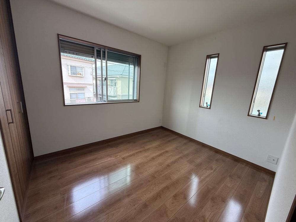 出口3丁目　中古一戸建ての子供部屋|洋室5.25帖
■物件内覧・資金計画相談・住宅ローン相談、リフォーム相談、お問合せ受付中■
※当日・翌日のご内覧、ご相談はお電話でのお問合せがスムーズです！