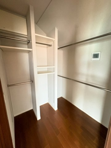 塩屋町6丁目 中古戸建ての収納|衣替えにも便利なウォークインクローゼット