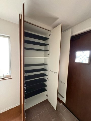 塩屋町6丁目 中古戸建ての玄関|シンプルで使いやすい収納付きの玄関です
