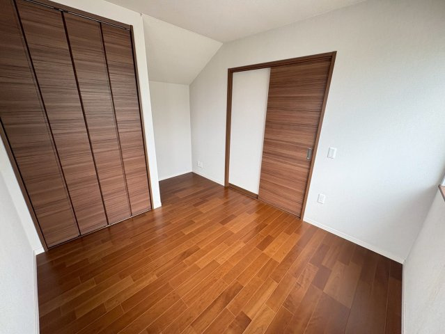 塩屋町6丁目 中古戸建ての洋室|広々とした収納付き洋室です