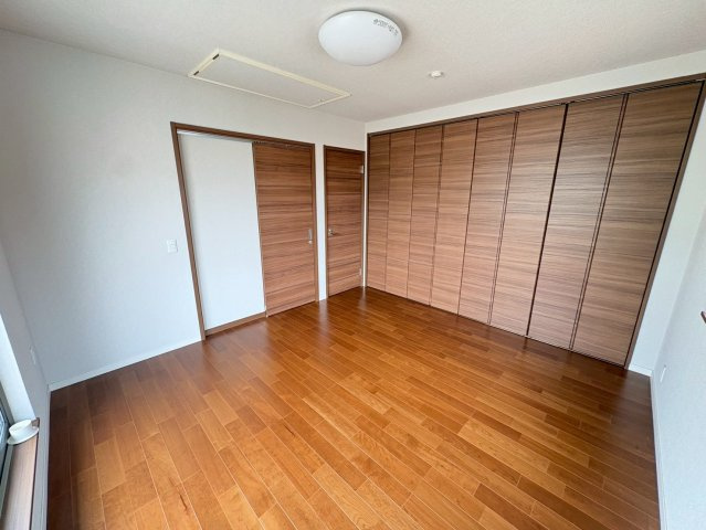塩屋町6丁目 中古戸建ての洋室|明るい洋室です