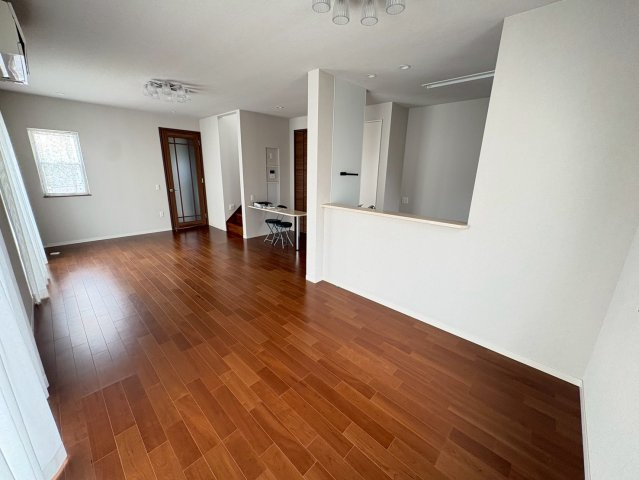 塩屋町6丁目 中古戸建ての居間・リビング|明るくておしゃれなリビングです