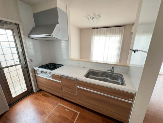 塩屋町6丁目 中古戸建てのキッチン|開放感のあるキッチンです