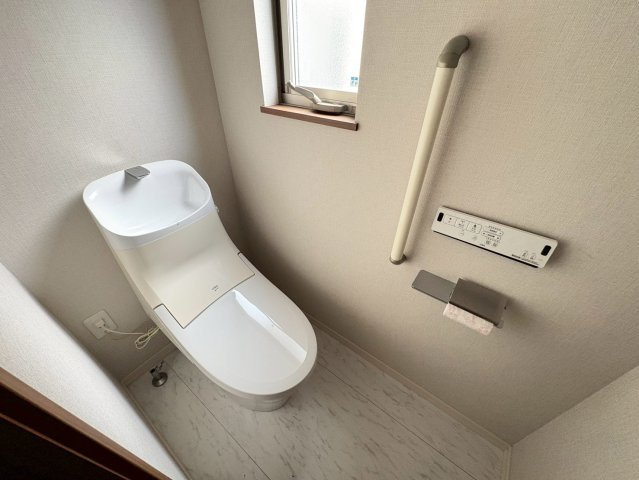 塩屋町6丁目 中古戸建てのトイレ|シンプルで使いやすいトイレです