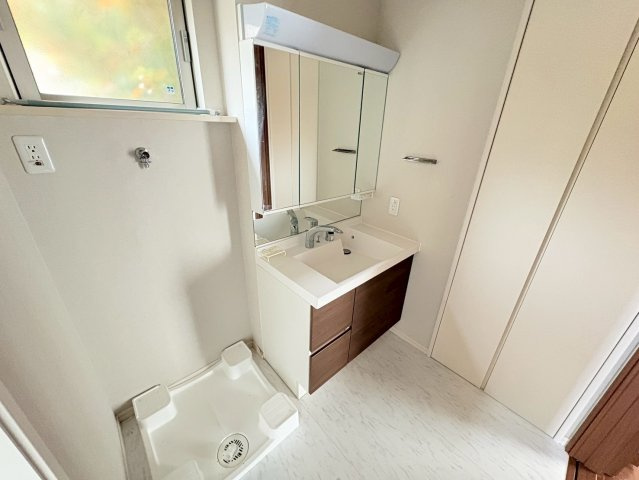 塩屋町6丁目 中古戸建ての独立洗面台|独立洗面台あり、収納付き♪