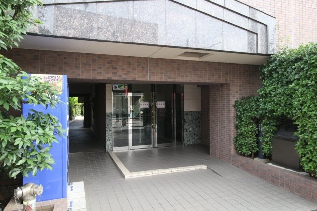 新宿区中落合３丁目の賃貸マンションのエントランス