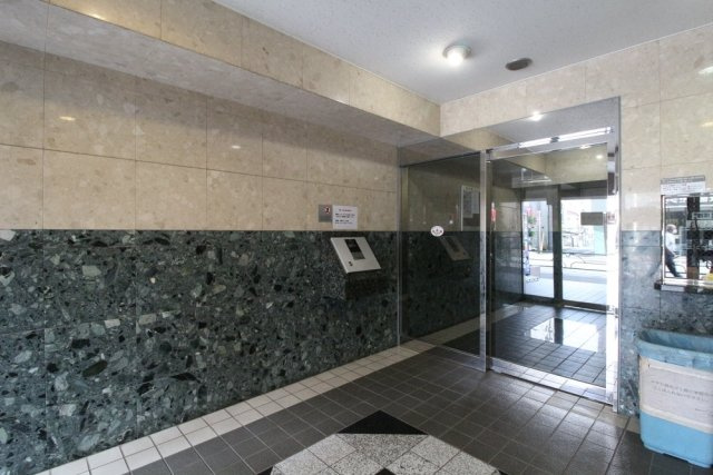 新宿区中落合３丁目の賃貸マンションのエントランス