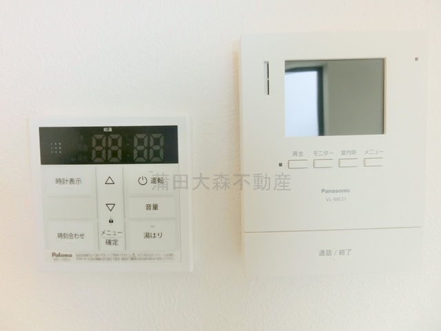 Gloss Terraceの設備|TVモニター付きインターホン　給湯器の操作パネル
