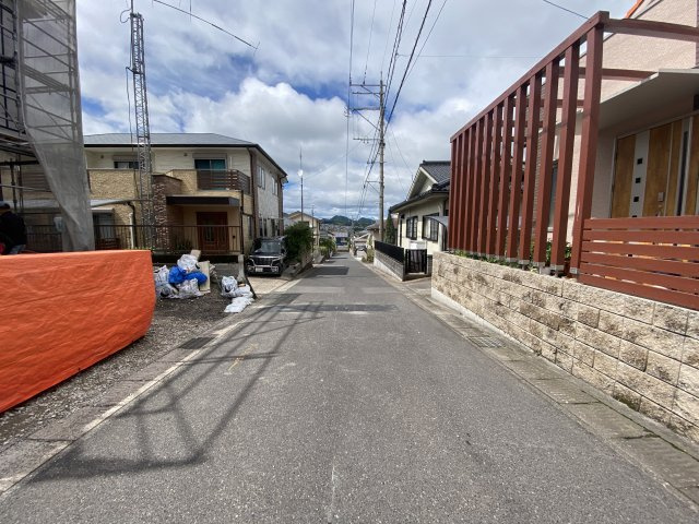 西伊敷3丁目　新築戸建ての前面道路含む現地写真|閑静な住宅街の一画。コンビニやスーパーなど徒歩圏内の立地です。