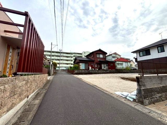 西伊敷3丁目　新築戸建ての前面道路含む現地写真|閑静な住宅街の一画。コンビニやスーパーなど徒歩圏内の立地です。