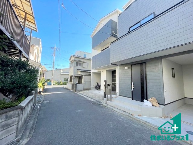 ■寝屋川市仁和寺町　第4期　新築一戸建ての前面道路含む現地写真|周辺は閑静な住宅街！前面道路広々で車の出し入れも便利です。駐車が苦手な方でも安心して車庫入れできます！