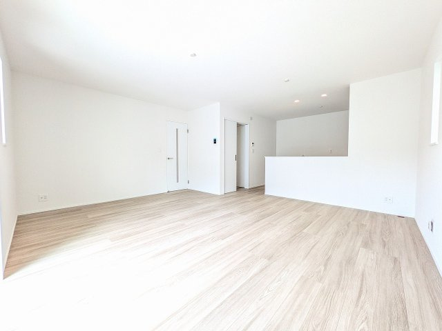 八王子市　弐分方町　新築一戸建て　１０期の居間・リビング|～18.0帖の明るいLDKで、家族団欒の時間をお過ごしいただけます～