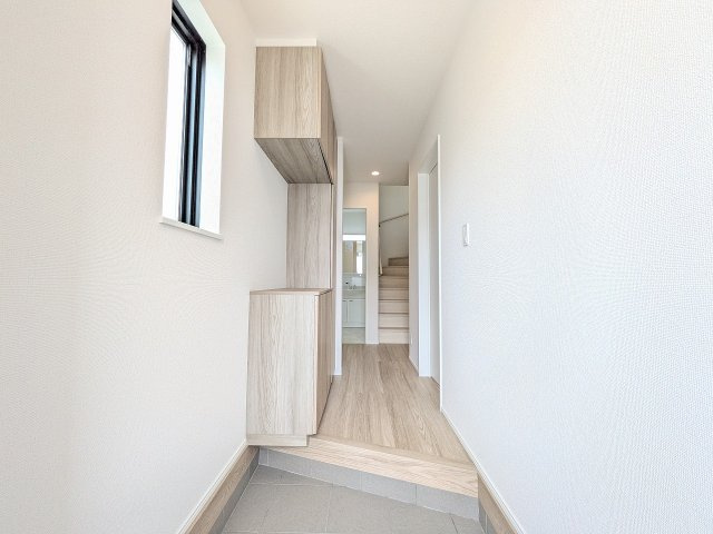 八王子市　弐分方町　新築一戸建て　１０期の玄関|～窓付きで明るくかんきのしやすい玄関～