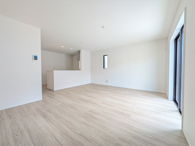 八王子市　弐分方町　新築一戸建て　１０期の居間・リビング|～18.0帖の明るいLDKで、家族団欒の時間をお過ごしいただけます～