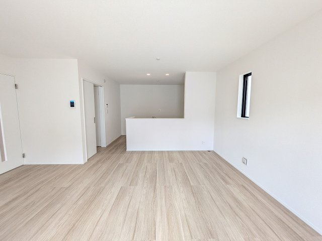 八王子市　弐分方町　新築一戸建て　１０期の居間・リビング|～18.0帖の明るいLDKで、家族団欒の時間をお過ごしいただけます～