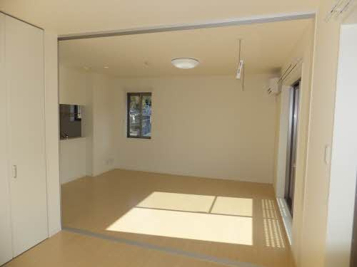 【居間・リビング】 | サンライズスクエア　A棟 | 反転間取り別部屋写真です。