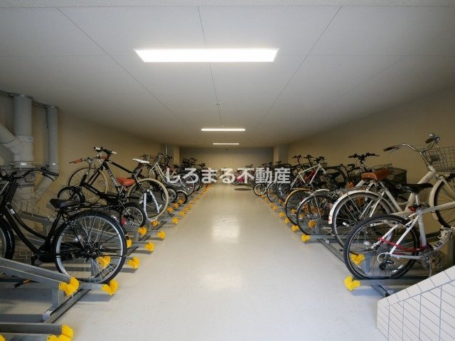 スプランディッド淀屋橋DUEの駐車場