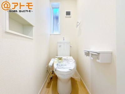 【トイレ】 | 函南町間宮第3　新築戸建　1号棟 | 窓があり換気もすぐにできる、清潔感のあるトイレです♪