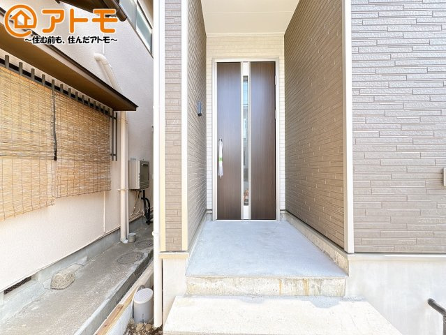 【玄関】 | 函南町間宮第3　新築戸建　1号棟 | 落ち着いた色合いの玄関はダブルロックで防犯性に優れた仕様になっています♪