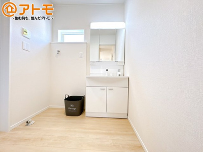 【独立洗面台】 | 函南町間宮第3　新築戸建　1号棟 | 収納豊富な３面鏡の洗面化粧台は使い勝手良好♪