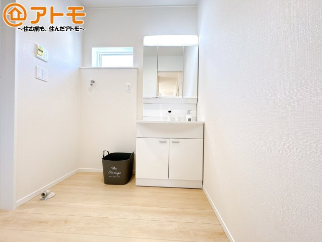【独立洗面台】 | 函南町間宮第3　新築戸建　1号棟 | 収納豊富な３面鏡の洗面化粧台は使い勝手良好♪
