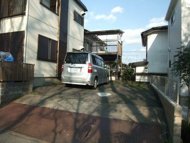 八王子市絹ケ丘３丁目のアパートの駐車場