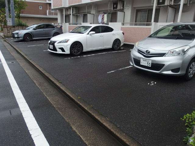 グリーンヒルズ明大寺の駐車場
