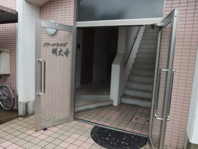 グリーンヒルズ明大寺のエントランス