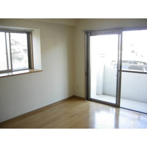 グリーンヒルズ明大寺の居間・リビング