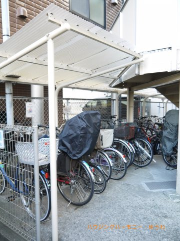 【駐輪場】 | コープ野村王子東 | 屋根付きの駐輪場となっていますので、雨の日でも大切な自転車が濡れずに済みます。
