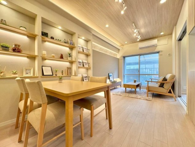 【居間・リビング】 | コープ野村王子東 | 居心地のいい暮らしには欠かせない眩い採光。ゆったりとした幅の窓からこの空間に降り注ぐ採光が絶えません。