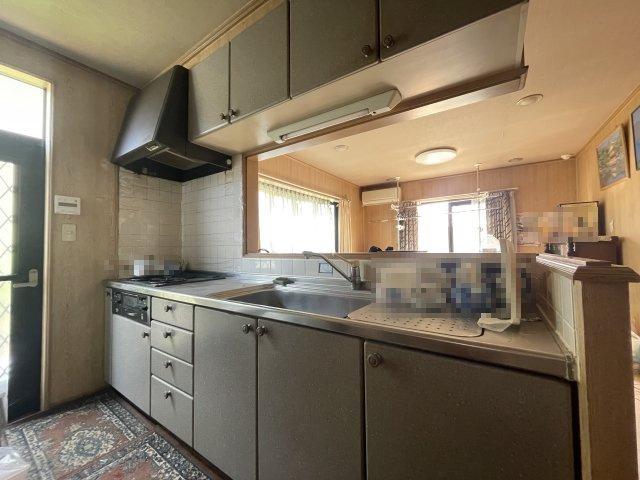 中古住宅・中古戸建　郡山市富久山町南小泉　小泉小学校・明健中学校のキッチン|対面キッチン。勝手口もすぐそばにあり常に明るく、朝は朝日がたっぷり差し込み気持ち良いキッチン。