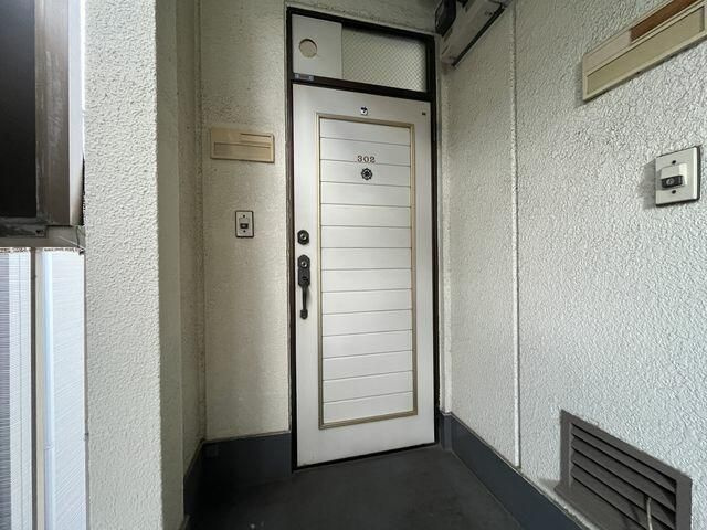 福島ビルの玄関