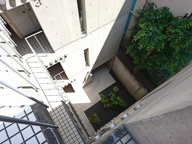 パンブロス２のエントランス|日の光が入る明るいエントランスです