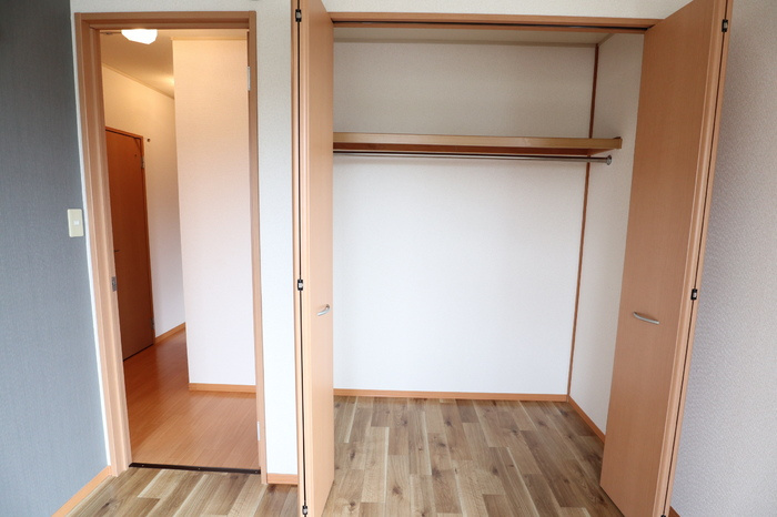 フィオーレ湘南山手　C棟の収納|ポール付きで使い勝手の良いクローゼット♪