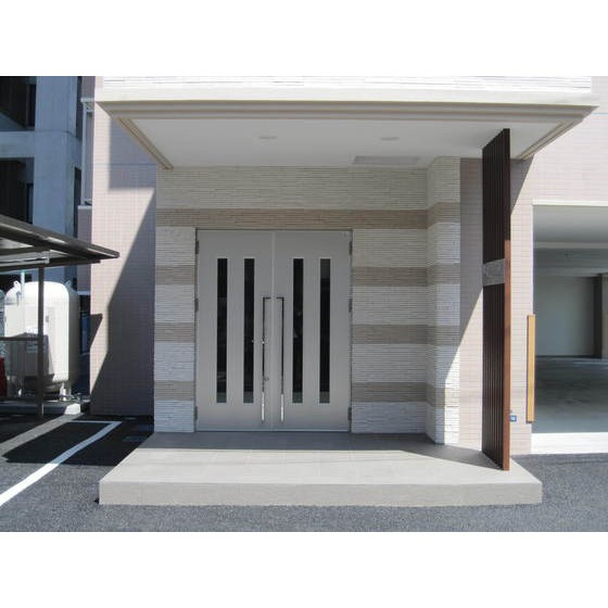 熊本市中央区九品寺４丁目の賃貸マンションのエントランス