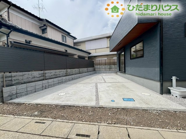 熊谷市箱田　第7　新築一戸建て　リーブルガーデン　01の駐車場|敷地内にはお出かけや毎日の送迎に便利なカースペースを配置！並列で2台のお車をゆったり停められる広さがあるので、急な来客時や、将来お子様が成長して車を持ったときでも安心してお使いいただけます！