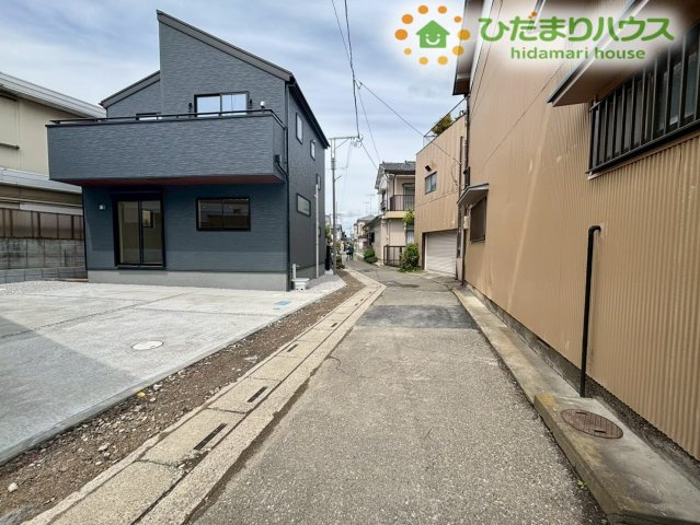 熊谷市箱田　第7　新築一戸建て　リーブルガーデン　01の前面道路含む現地写真|閑静な住宅街です★見通しが良く、車の通り抜けも少ない環境なので、小さなお子様と一緒に歩くときも焦らず安全に行き来ができます！