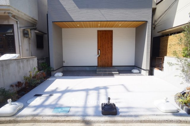 【駐車場】 | 八尾市曙町2丁目 | 玄関は電子キーシステムで解施錠☆玄関前スペース上部ライト付き☆雨除けも♪