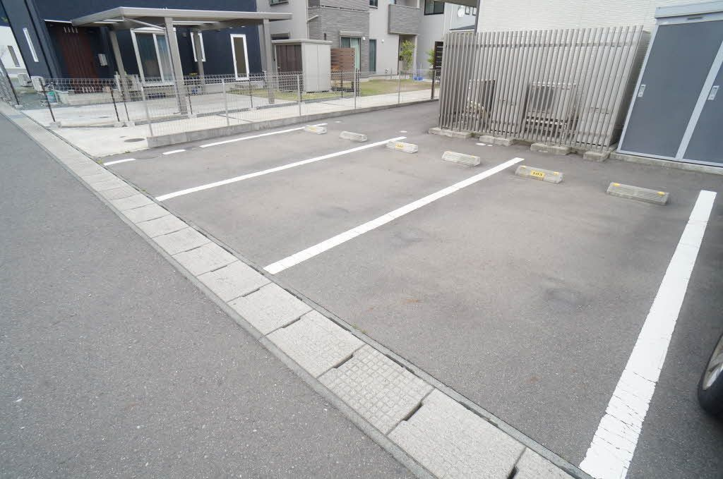 シャーメゾン・フォルトーナの駐車場