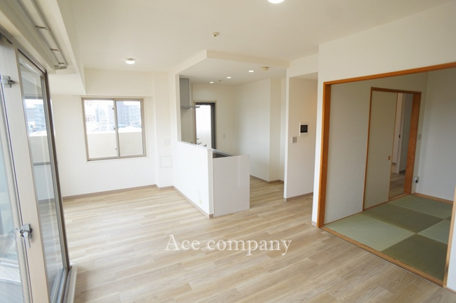 【居間・リビング】 | ユニ・アルス平野プレジオ | 明るいリビング2面採光です♪LDK約14.5帖♪