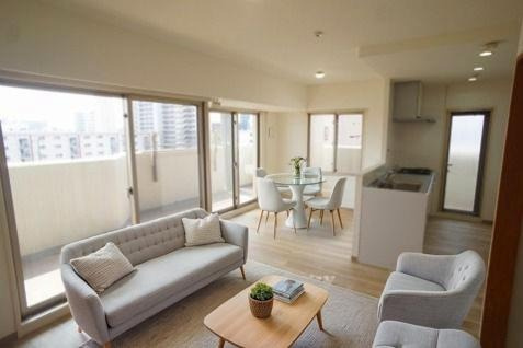 【居間・リビング】 | ユニ・アルス平野プレジオ | AI生成による家具配置イメージ