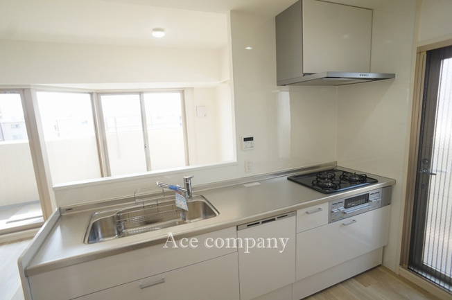 【キッチン】 | ユニ・アルス平野プレジオ | 食洗機付き♪キッチン横には勝手口が有り、換気や一時的なゴミ出しに便利です♪