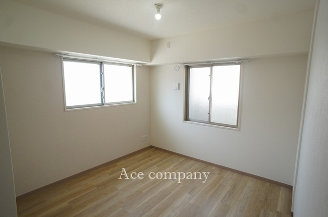 【洋室】 | ユニ・アルス平野プレジオ | 北西側洋室約6帖です。2面採光で通風も良好です♪