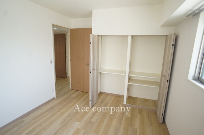 【洋室】 | ユニ・アルス平野プレジオ | 北西側洋室約6帖です。2面採光で通風も良好です♪