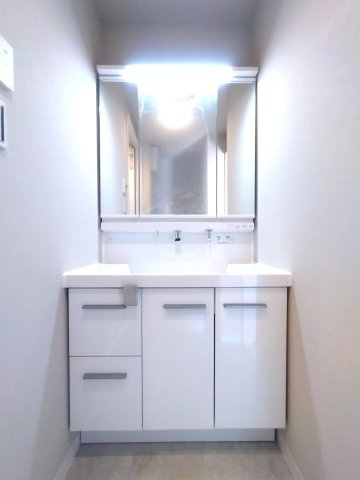 メガロコープ西宮Ⅱ 1号棟の洗面所|ゆったりとスペースのある洗面所