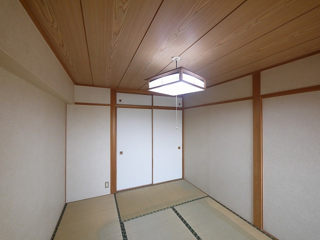 コーポ睦の和室|畳の上でゆっくりとくつろげる和室です