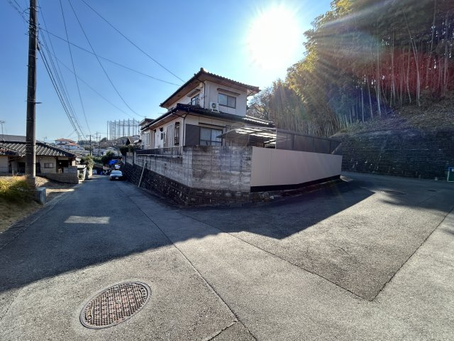 住み心地まで デザインされた家　熊本県熊本市北区高平の前面道路含む現地写真|車通りが少ない前面道路。宅地内まで都市ガス配管が通っています。
