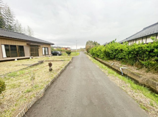 【前面道路含む現地写真】 | 笠間市笠間2LDK平家中古住宅