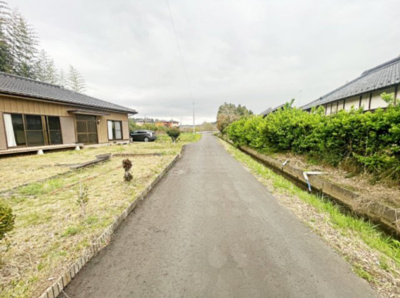 【前面道路含む現地写真】 | 笠間市笠間2LDK平家中古住宅